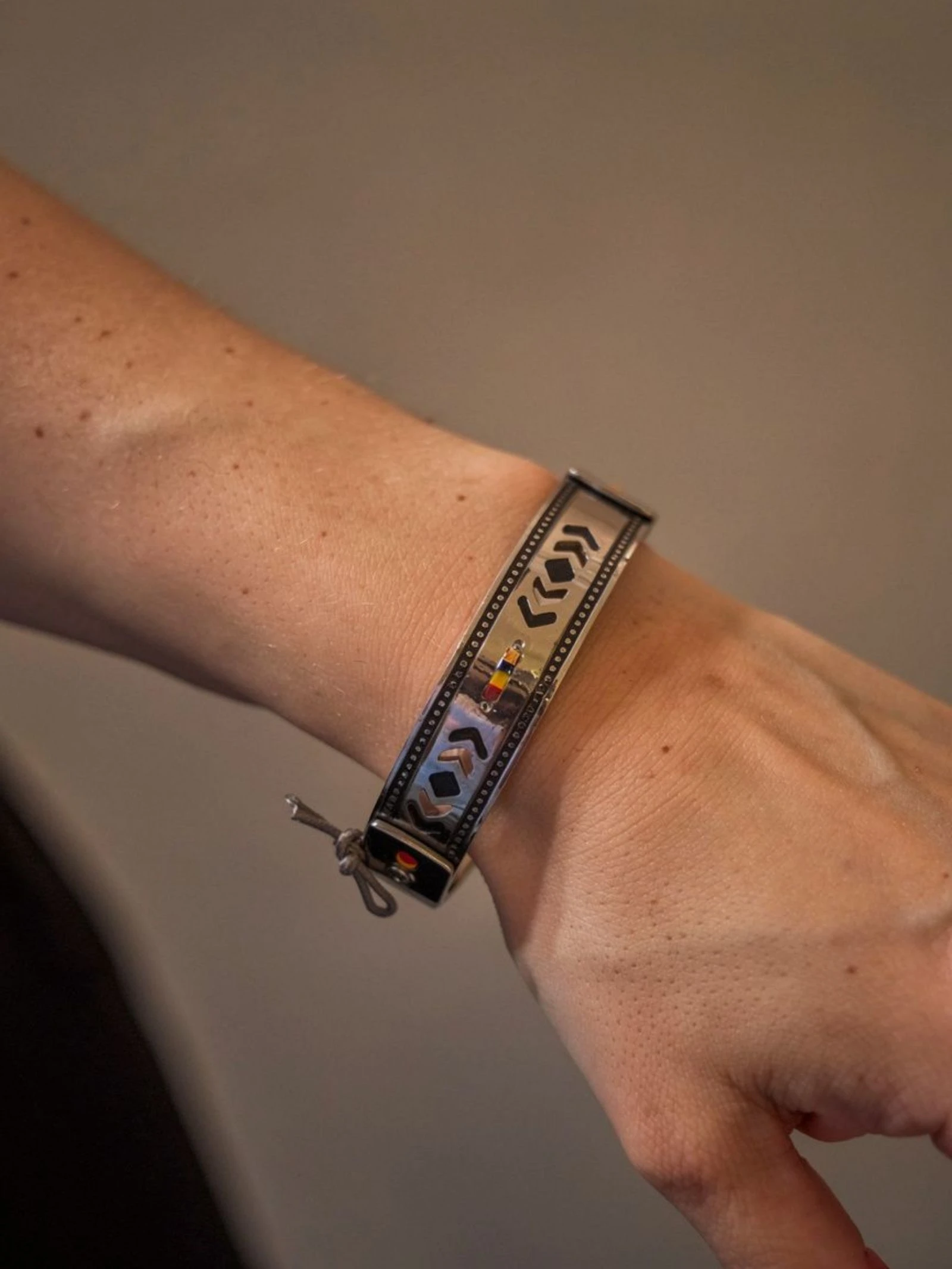 Hermoso brazalete ajustable de acero inoxidable – photo 5